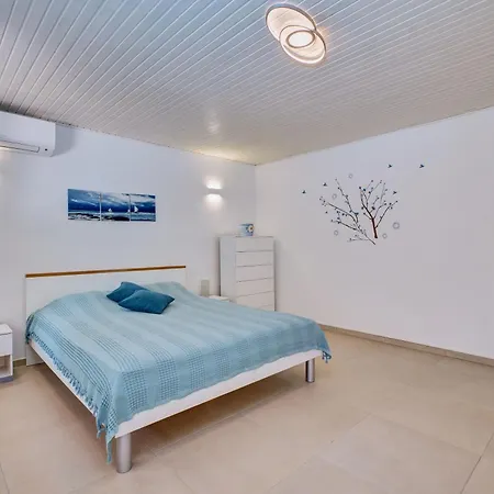 Deja Near Centar And Cikat Bay With Private Parking Apartamento Mali Lošinj